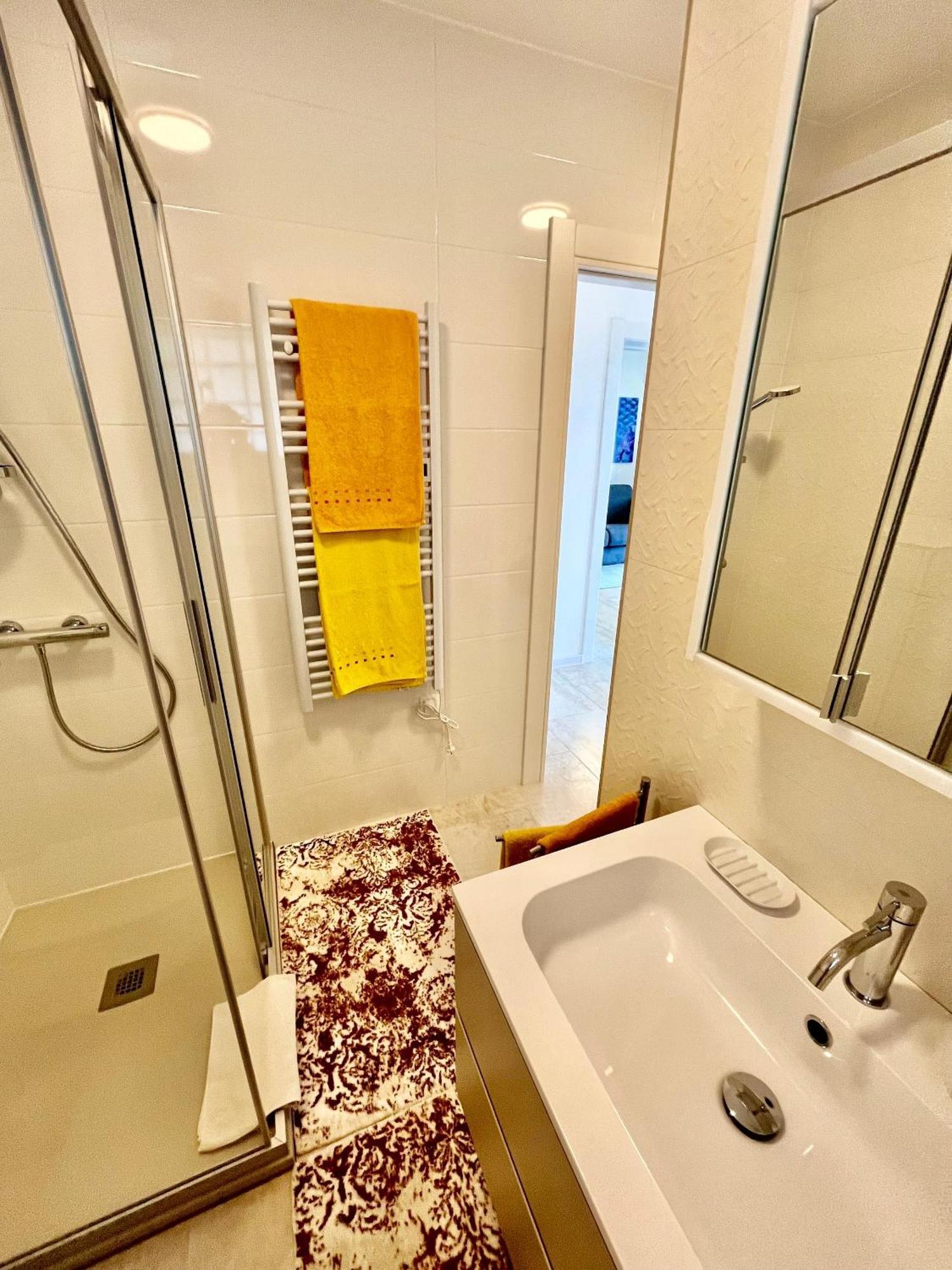Apartments By The Sea Medveja, Opatija - 7720 Lovran Room photo
